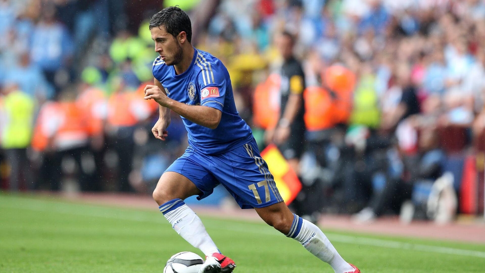 《虚拟偶像荧幕助阵电竞比赛，明星效应持续扩大》，虚拟偶像舞台