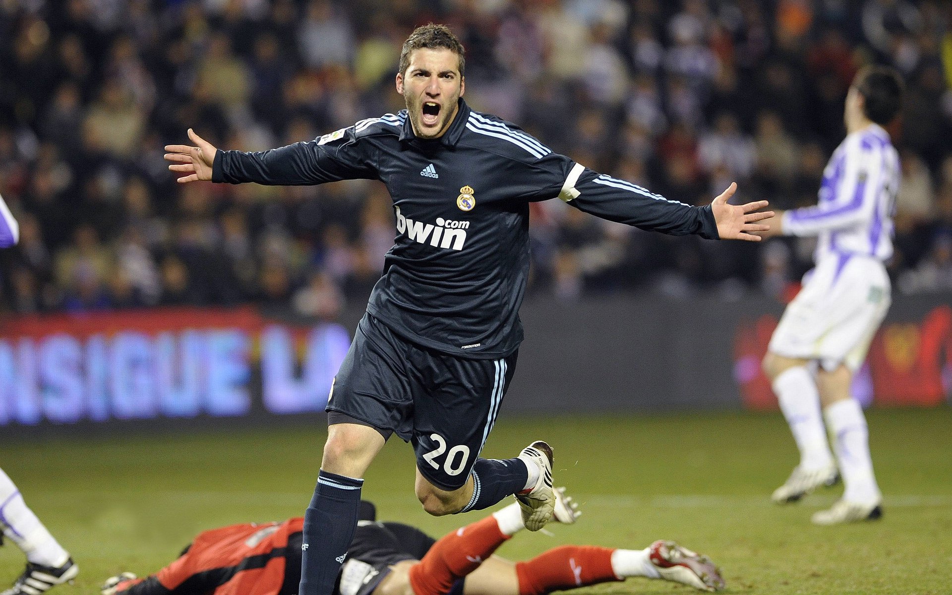 【智能比分直播】实时数据解读带来沉浸感，在线比分