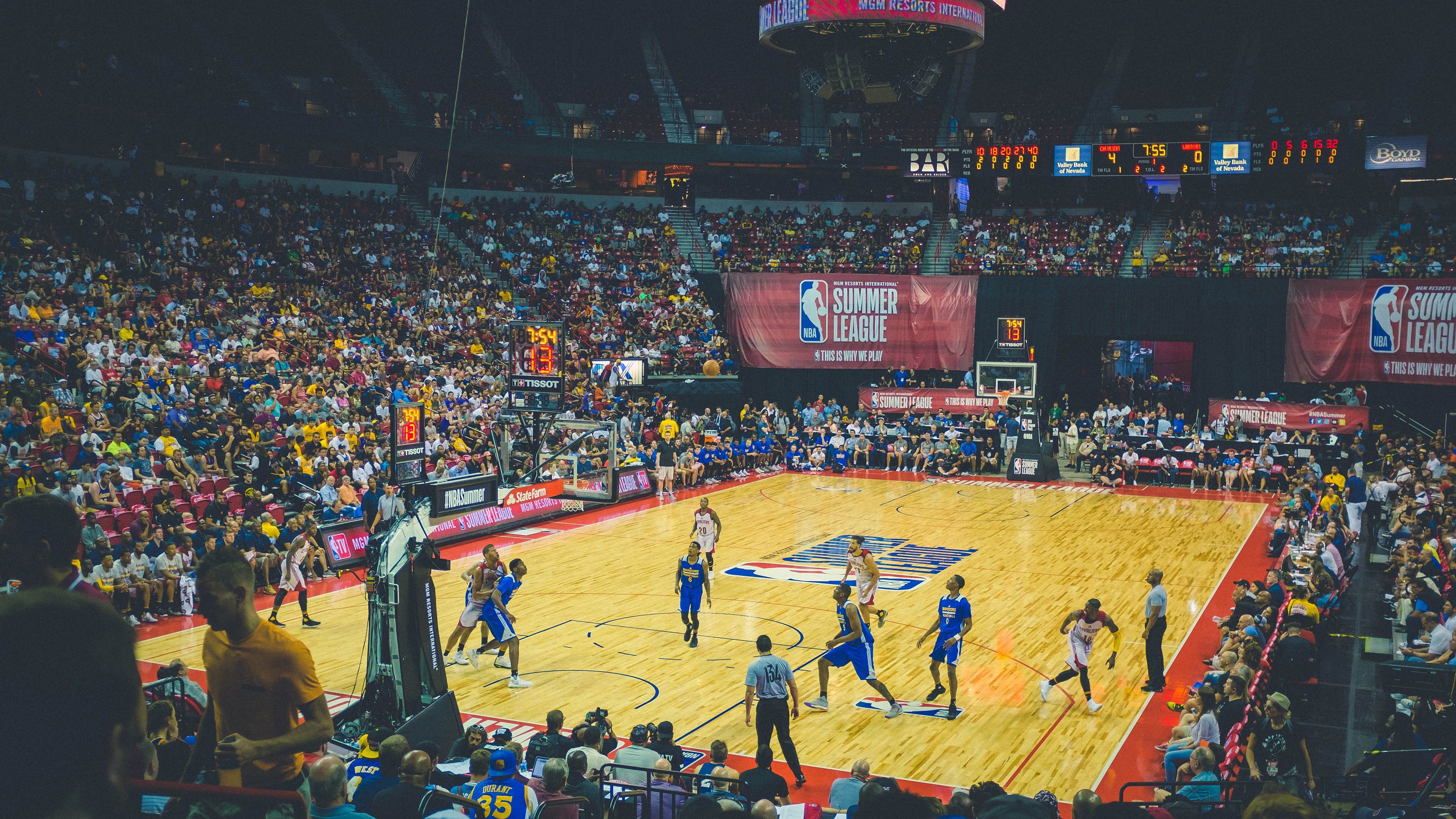 球迷故事：他们的支持让球队更有力量，球迷们正在为队员们加油鼓劲